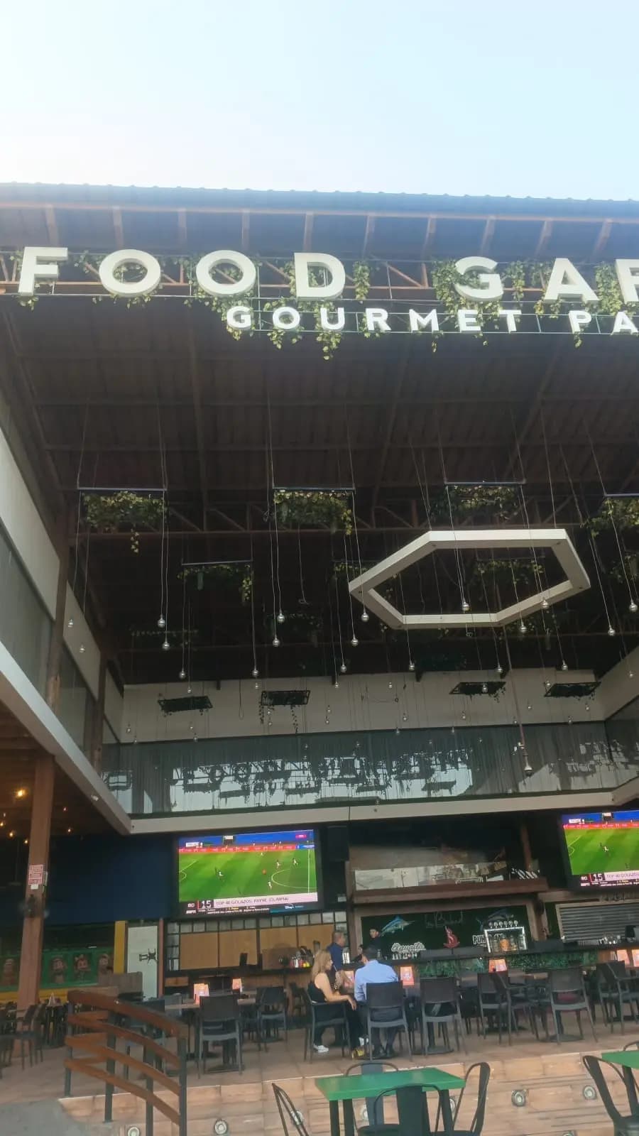 Vista exterior de la entrada de Food Garden